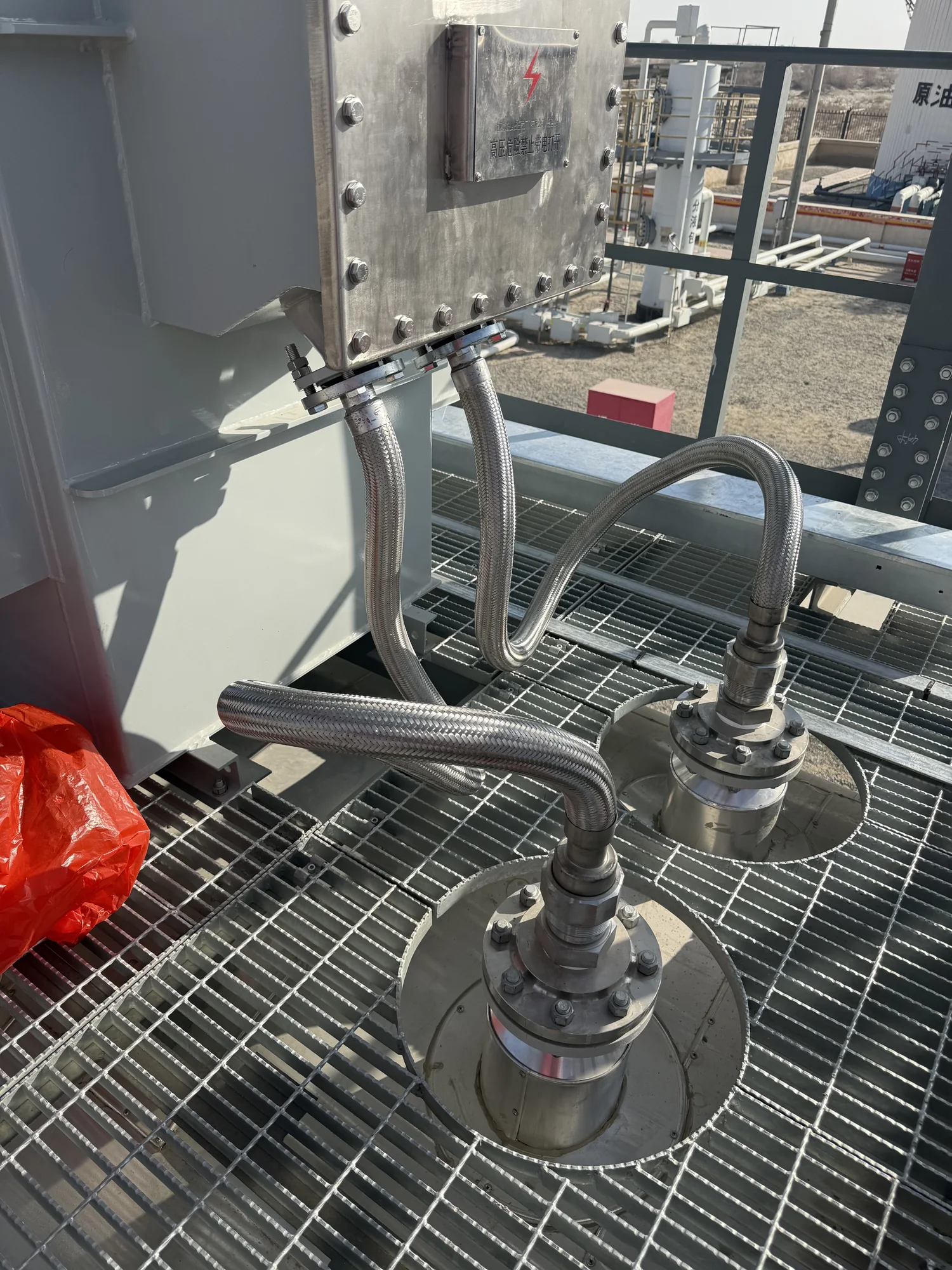 High-voltage feedthroughs on a desalting package